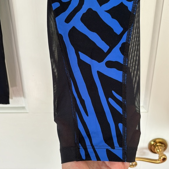 Nike Dri-Fit Running Capri / Cropped Leggings Graphic Black & Blue w/ Mesh Legs - Picture 12 of 14
